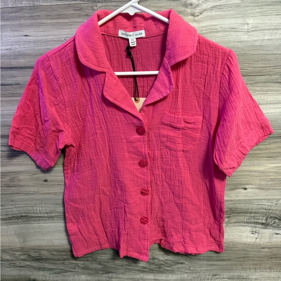 Sincerly Jules Tops - NWT Sincerely Jules 100% cotton hot pink short sleeve button down